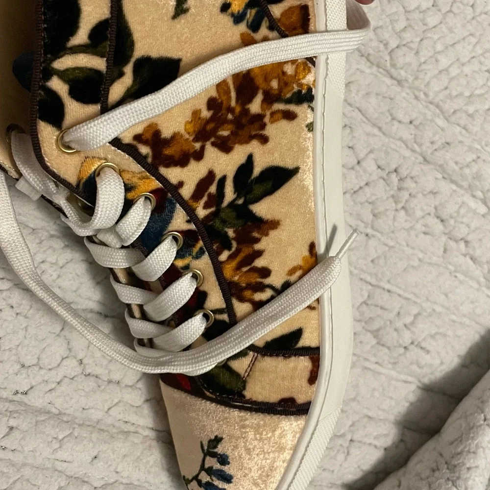 Christian Louboutin Beige Floral Velvet Low-Top Sneakers with Red Soles - Picture 4 of 6